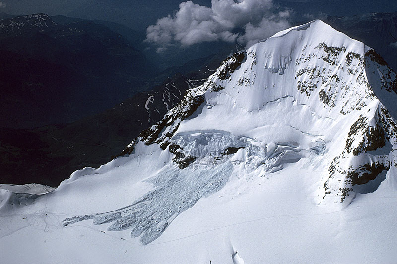 Large ice avalanche from Mnch