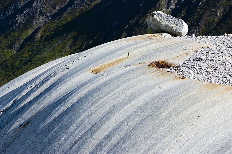 Glacial striae and roches moutonnes bordering the new glacial lake