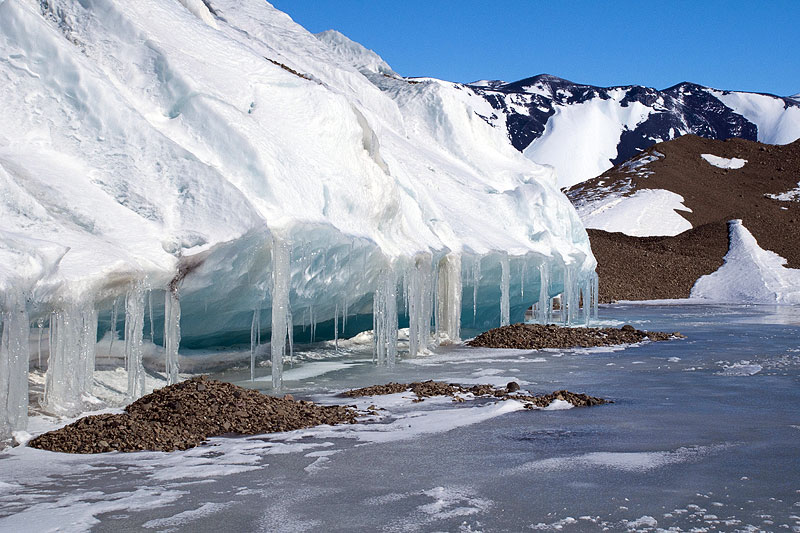 Ice shelf moraines