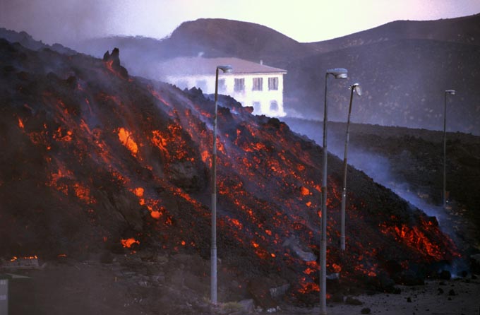 The lateral eruption and its effects on humans and buildings 26./27. July 2001