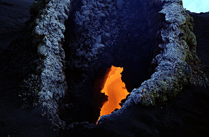 Ingrottamenti e cascate di lava in Valle del Bove: <font color='#A00000'>foto</font> e <a href='/stromboli/etna/etna04/etna0410video-it.html'>videos</a>