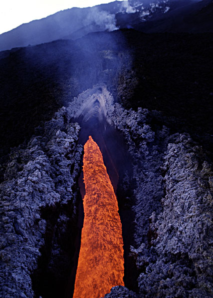 Skylights und Lavafall im Valle del Bove: <font color='#A00000'>Fotos</font> und <a href='/stromboli/etna/etna04/etna0410video-de.html'>Videos</a>