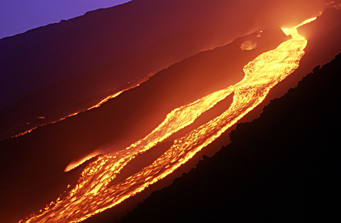 Ingrottamenti e cascate di lava in Valle del Bove: <font color='#A00000'>foto</font> e <a href='/stromboli/etna/etna04/etna0410video-it.html'>videos</a>