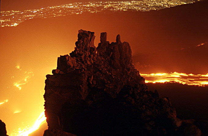 Skylights und Lavafall im Valle del Bove: <font color='#A00000'>Fotos</font> und <a href='/stromboli/etna/etna04/etna0410video-de.html'>Videos</a>