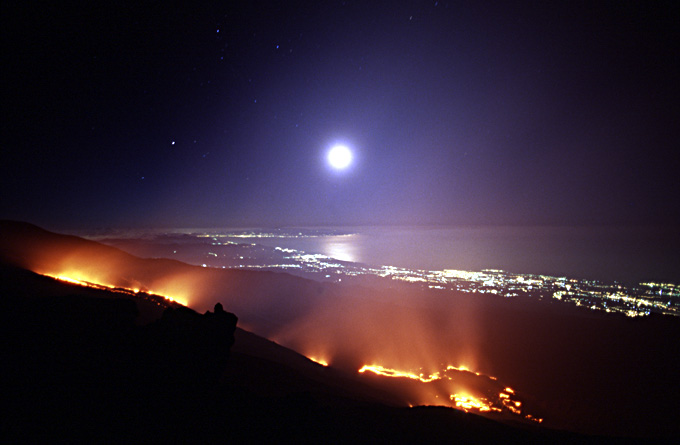 Skylights and lava falls in Valle del Bove: <font color='#A00000'>photos</font> and <a href='/stromboli/etna/etna04/etna0410video-en.html'>videos</a>