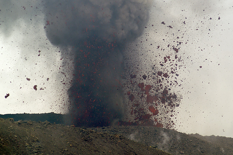 13. Juni 2008: Starke Aktivitt der Eruptionsspalte im Valle del Bove