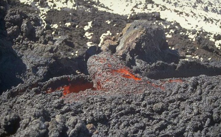 The lava flows below South East Cone: 4-9 April 1999, Continued...