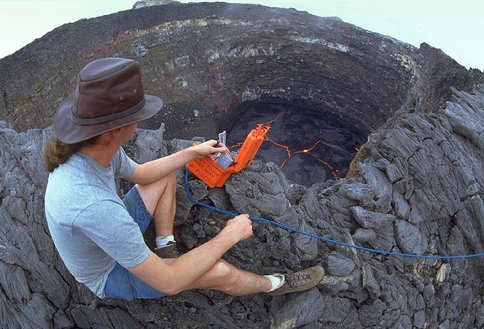 Vulkanologen an der Arbeit
