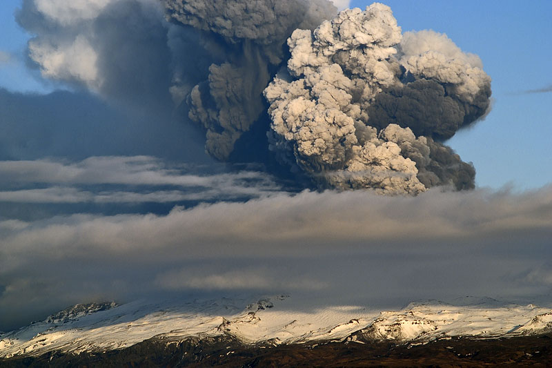Eyjafjallajökull: subglacial volcanic eruption (continued) Eyjafjallajökull: subglacial volcanic eruption (continued)