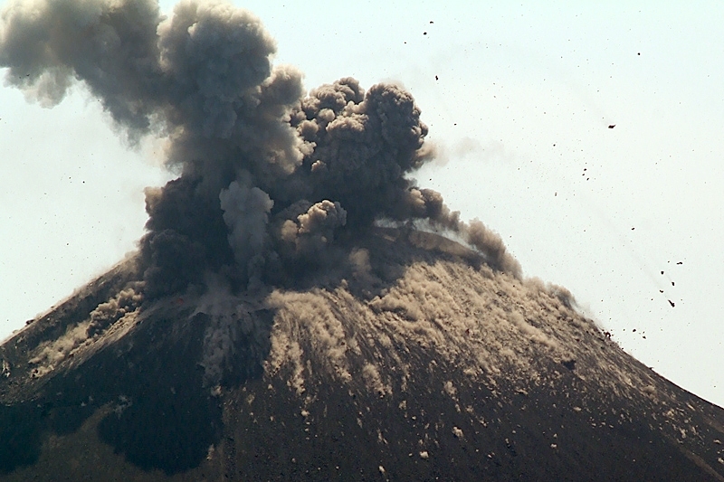 Anak Krakatau osservato da Palau Rakata (4.-8. Giugno 2009)