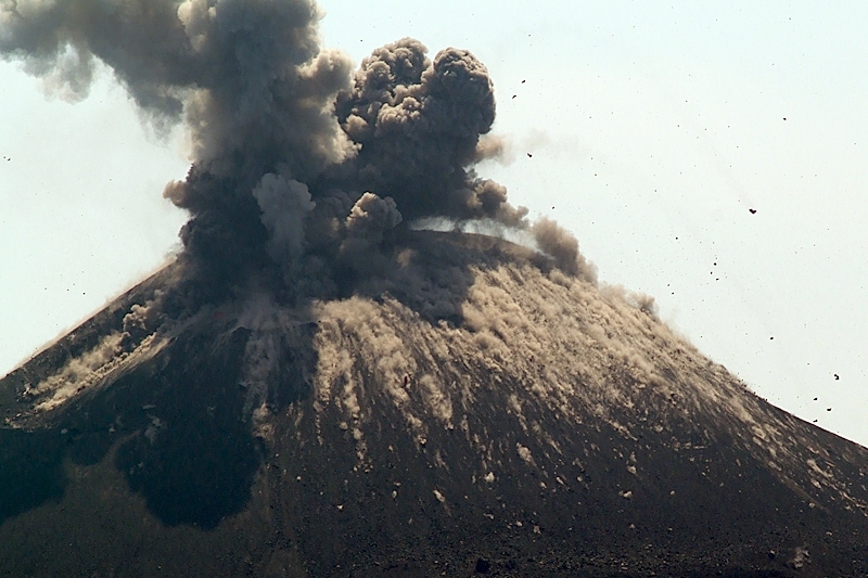 Anak Krakatau observed from Palau Rakata (4.-8. June 2009)