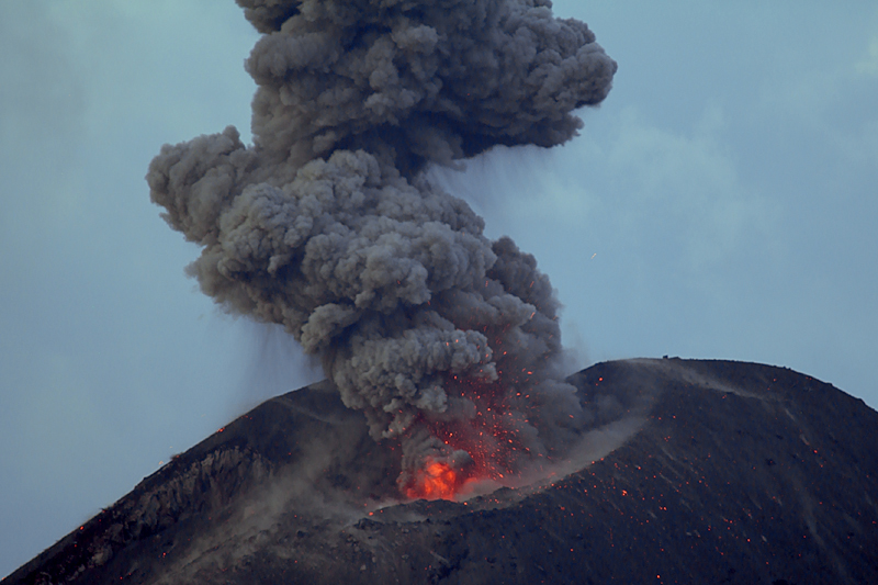 Anak Krakatau beobachtet von Palau Rakata (4.-8. Juni 2009)