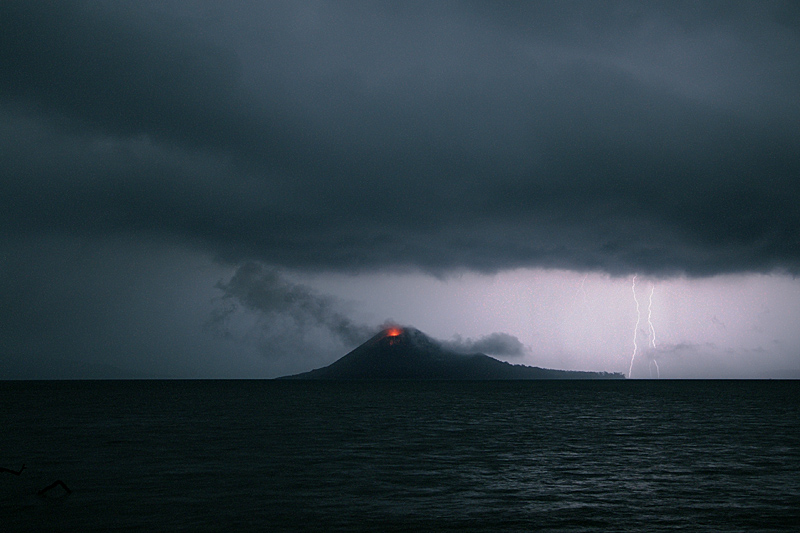 Storms and Stars over Krakatau (4. - 8. June 2009)