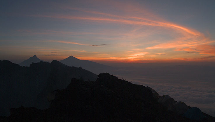 La catena dei vulcani Virunga all'alba