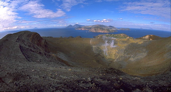 Vulcano: Fumarole, Lago Craterico e Fiori