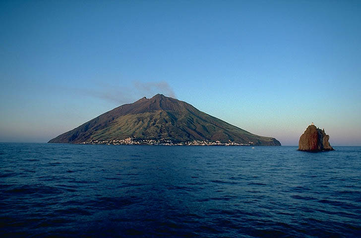 http://www.swisseduc.ch/stromboli/volcano/geol/icons/strombolicchio.jpg