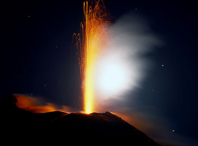 10. October 2005: Eruptions seen from Punta di Labronzo