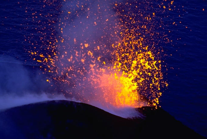 Forte attivit sommitale prima dell'eruzione effusiva