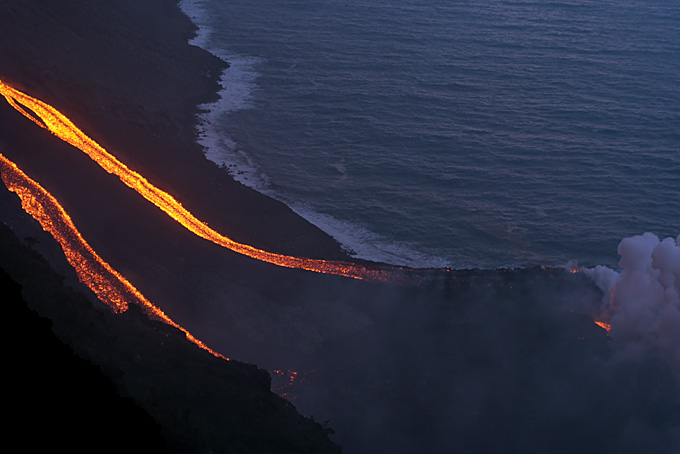 Eruption March 2007: Lava entering the Sea
