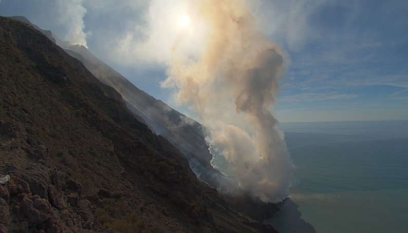 Eruption March 2007: Lava entering the Sea
