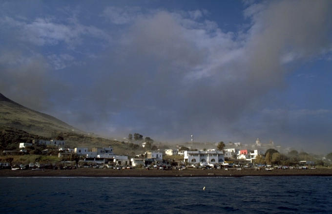 Stromboli's population faces the damage of a tsunami