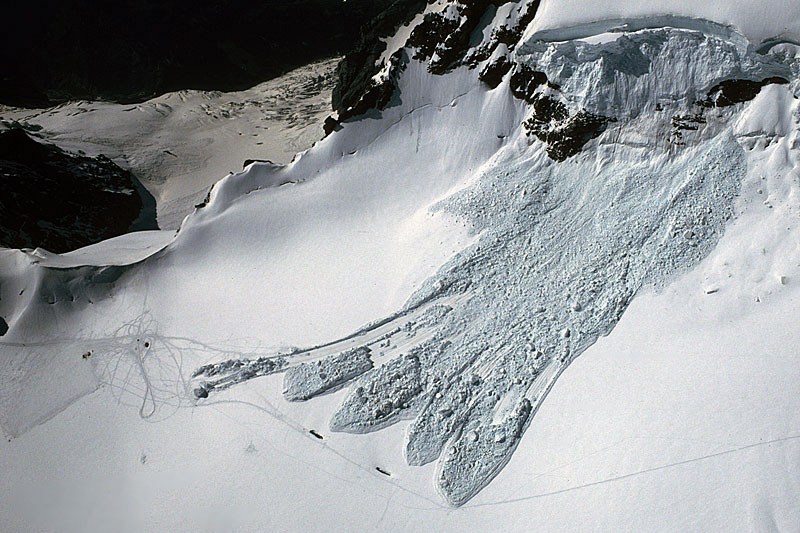 Large ice avalanche from Mnch