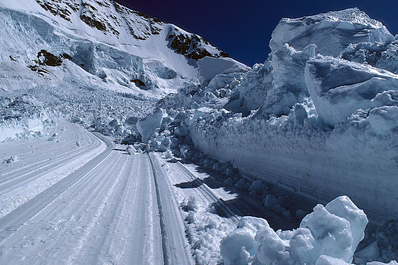 Large ice avalanche from Mnch