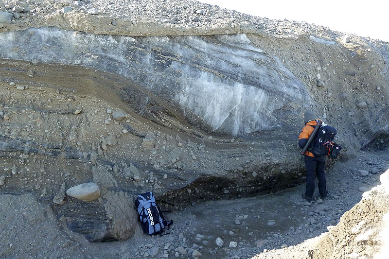 Ice shelf moraines