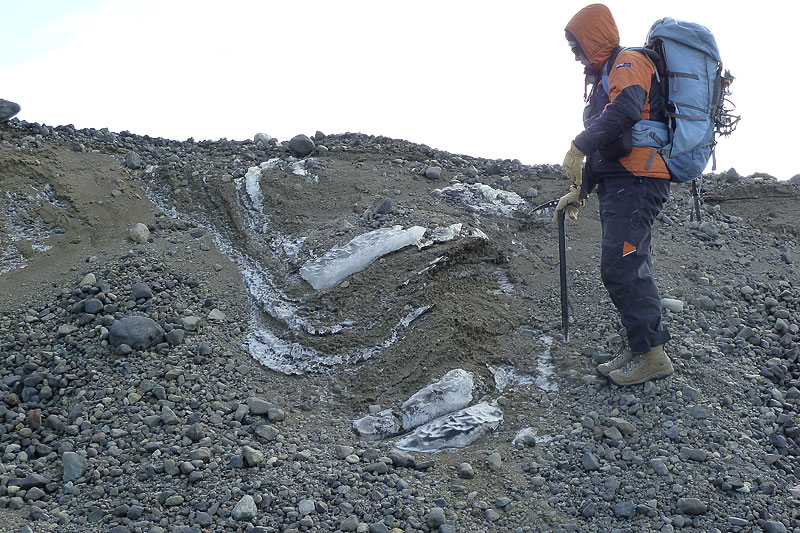 Ice shelf moraines