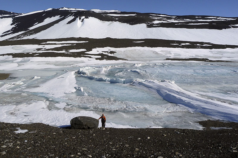 Ice shelf moraines