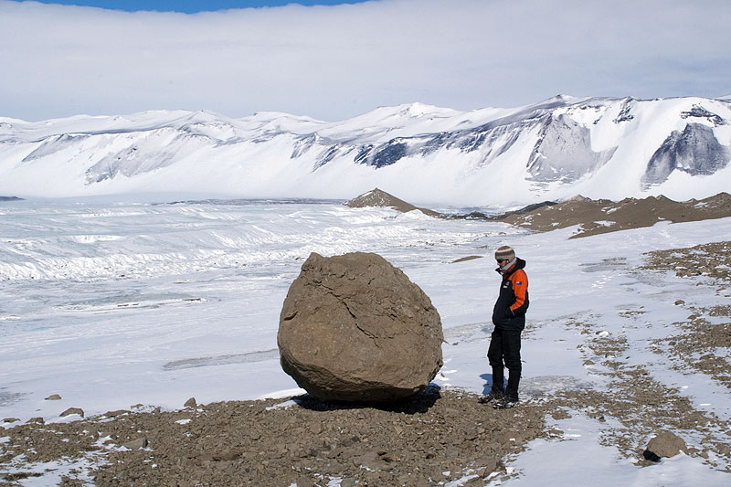 Ice shelf moraines