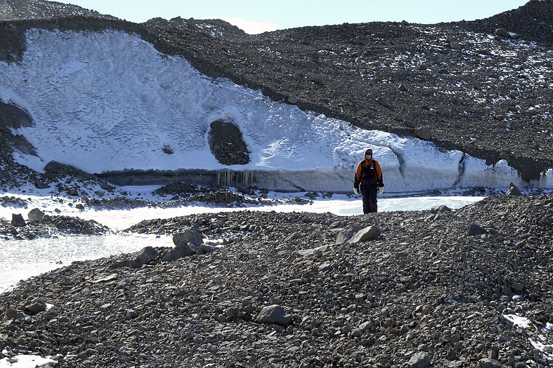 Ice shelf moraines