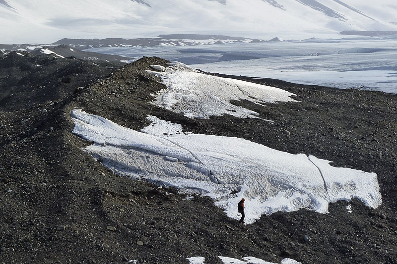 Ice shelf moraines