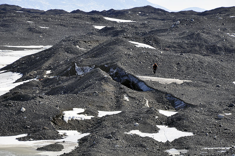 Ice shelf moraines