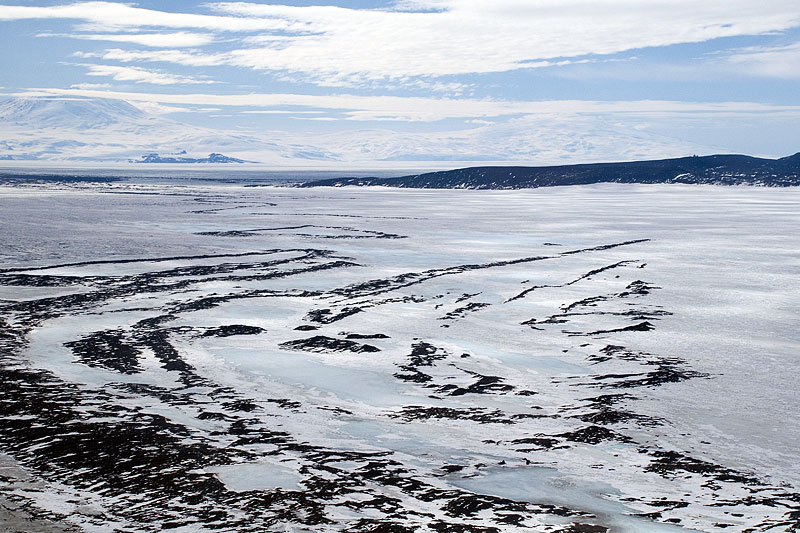 Ice shelf moraines