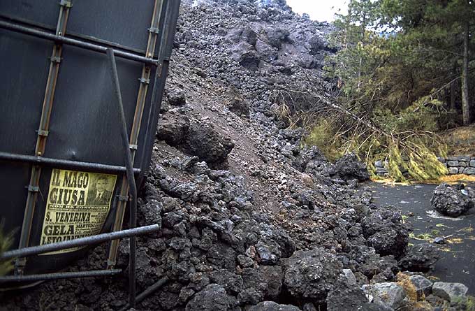 Lateral Eruption 2002: Ash and People