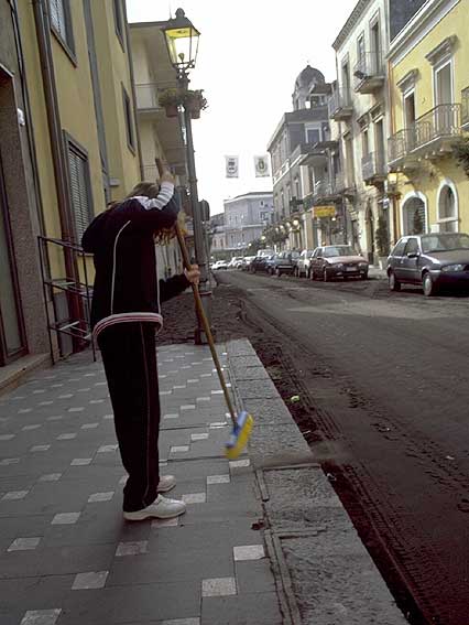 Lateral Eruption 2002: Ash and People