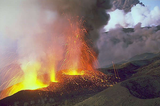 Lateral Eruption 2002: The North Fissure Lateral Eruption 2002: The North Fissure