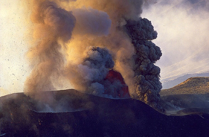 Lateral Eruption 2002: The North Fissure Lateral Eruption 2002: The North Fissure