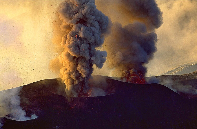 Lateral Eruption 2002: The North Fissure Lateral Eruption 2002: The North Fissure