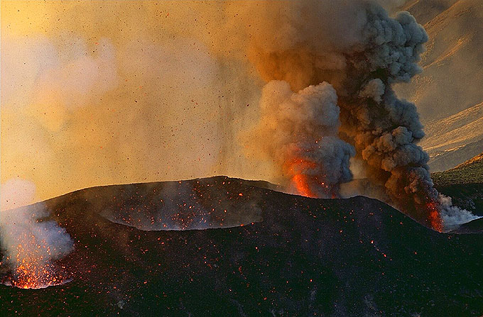 Lateral Eruption 2002: The North Fissure Lateral Eruption 2002: The North Fissure