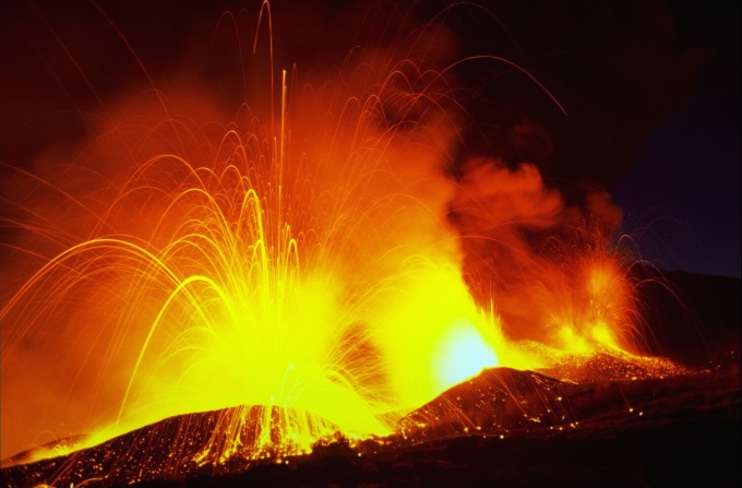 Lateral Eruption 2002: The North Fissure Lateral Eruption 2002: The North Fissure