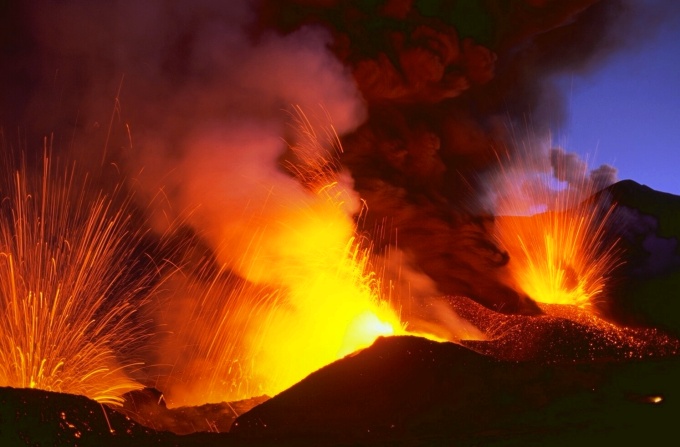 Lateral Eruption 2002: The North Fissure Lateral Eruption 2002: The North Fissure