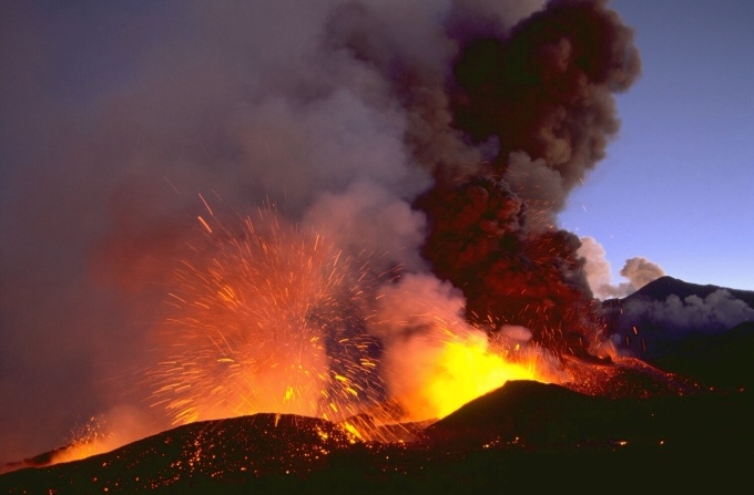 Lateral Eruption 2002: The North Fissure Lateral Eruption 2002: The North Fissure
