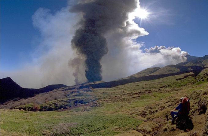 Lateral Eruption 2002: The North Fissure Lateral Eruption 2002: The North Fissure