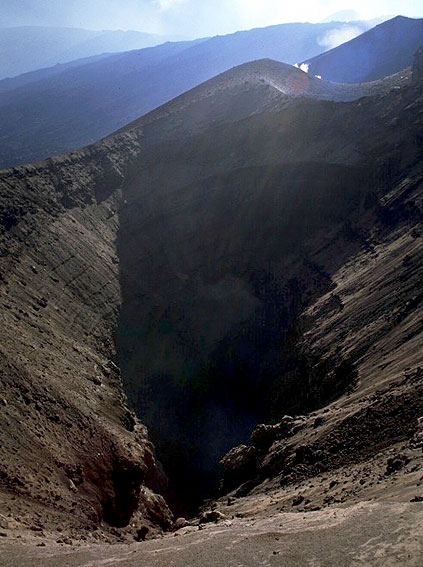 Lateral Eruption 2002: The North Fissure Lateral Eruption 2002: The North Fissure