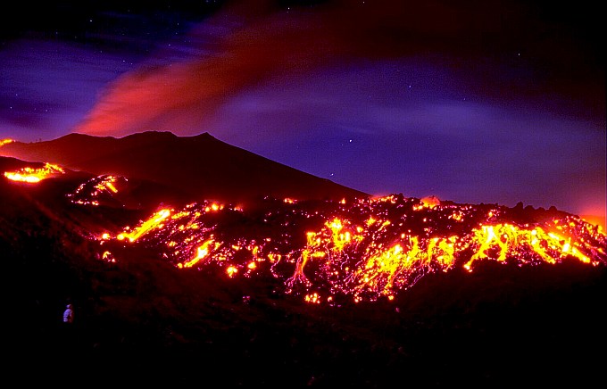 Lateral Eruption 2002/03: Damage done by the lava flow from the South Vent Lateral Eruption 2002/03: Damage done by the lava flow from the South Vent