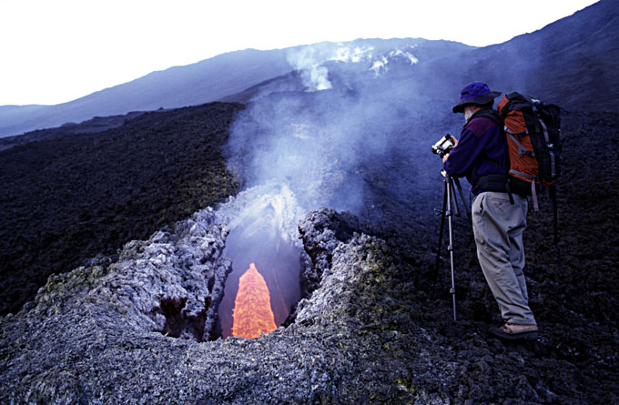 Skylights und Lavafall im Valle del Bove: <font color='#A00000'>Fotos</font> und <a href='/stromboli/etna/etna04/etna0410video-de.html'>Videos</a>