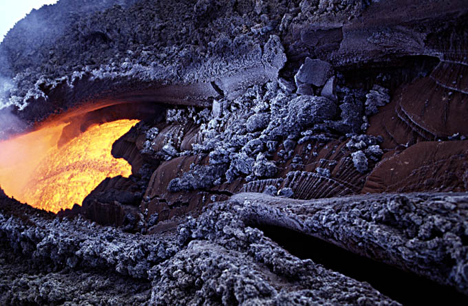 Skylights und Lavafall im Valle del Bove: <font color='#A00000'>Fotos</font> und <a href='/stromboli/etna/etna04/etna0410video-de.html'>Videos</a>