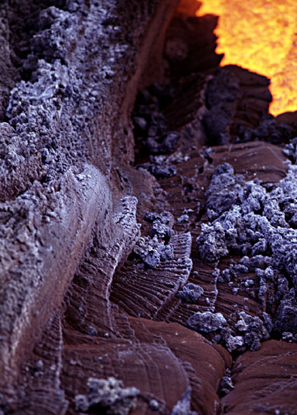 Skylights und Lavafall im Valle del Bove: <font color='#A00000'>Fotos</font> und <a href='/stromboli/etna/etna04/etna0410video-de.html'>Videos</a>